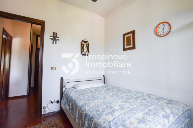 (Per INFO Feltrin ing. Gianni) Proponiamo in vendita bifamiliare disposta su tre livelli a Castag...