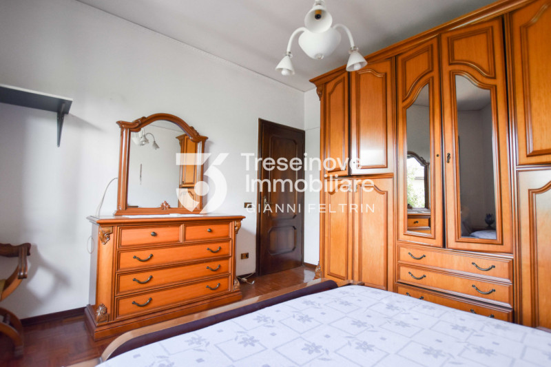 (Per INFO Feltrin ing. Gianni) Proponiamo in vendita bifamiliare disposta su tre livelli a Castag...