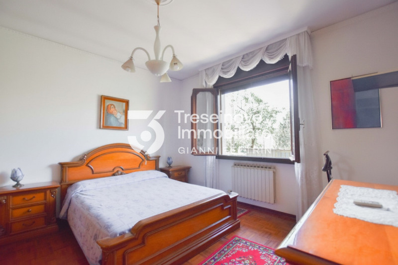 (Per INFO Feltrin ing. Gianni) Proponiamo in vendita bifamiliare disposta su tre livelli a Castag...