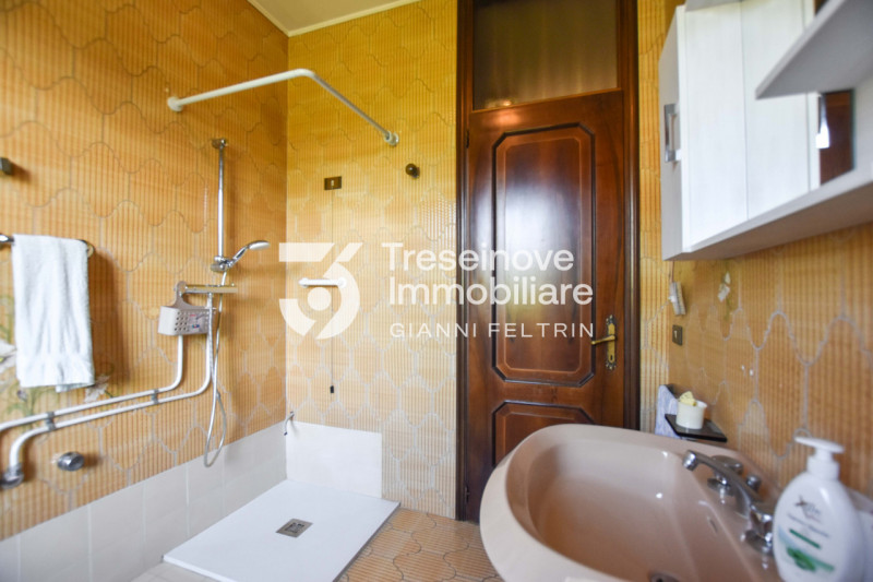 (Per INFO Feltrin ing. Gianni) Proponiamo in vendita bifamiliare disposta su tre livelli a Castag...