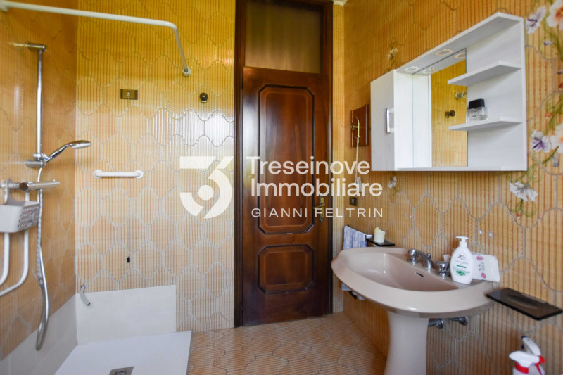 (Per INFO Feltrin ing. Gianni) Proponiamo in vendita bifamiliare disposta su tre livelli a Castag...