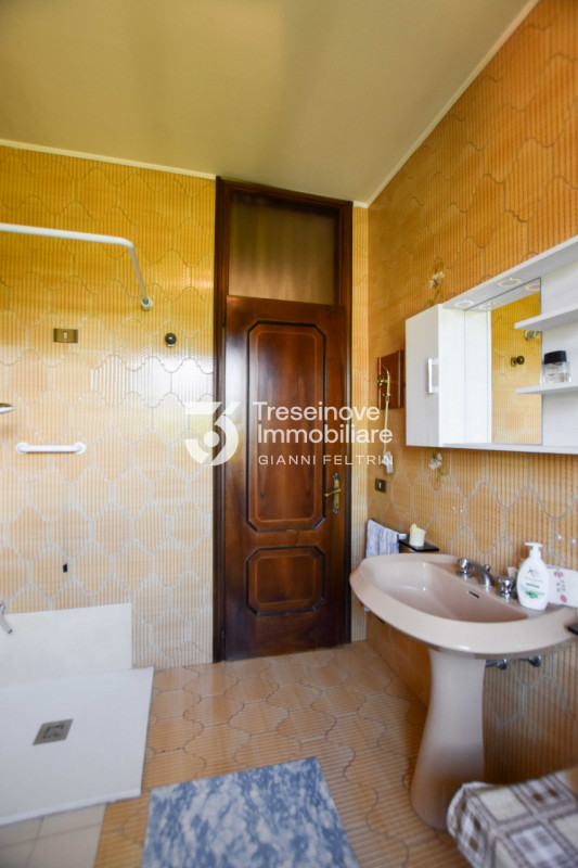 (Per INFO Feltrin ing. Gianni) Proponiamo in vendita bifamiliare disposta su tre livelli a Castag...