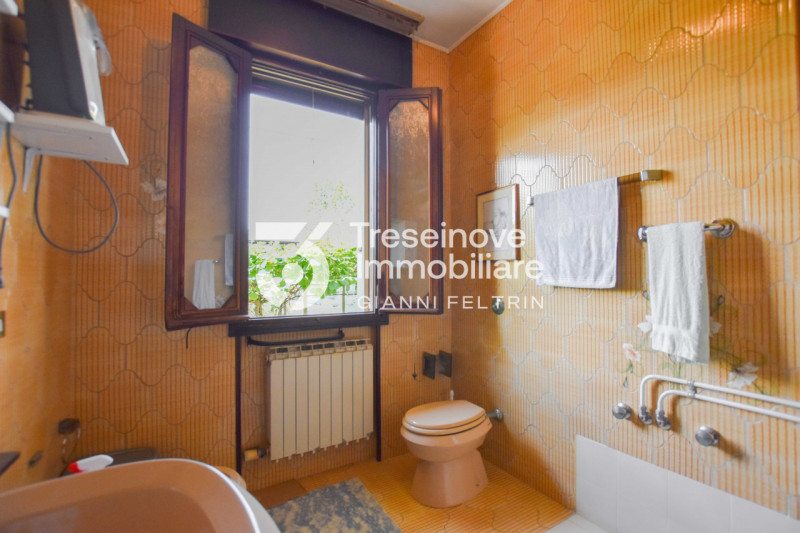 (Per INFO Feltrin ing. Gianni) Proponiamo in vendita bifamiliare disposta su tre livelli a Castag...