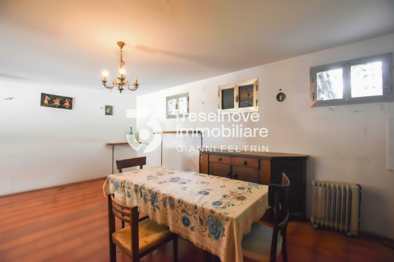 (Per INFO Feltrin ing. Gianni) Proponiamo in vendita bifamiliare disposta su tre livelli a Castag...