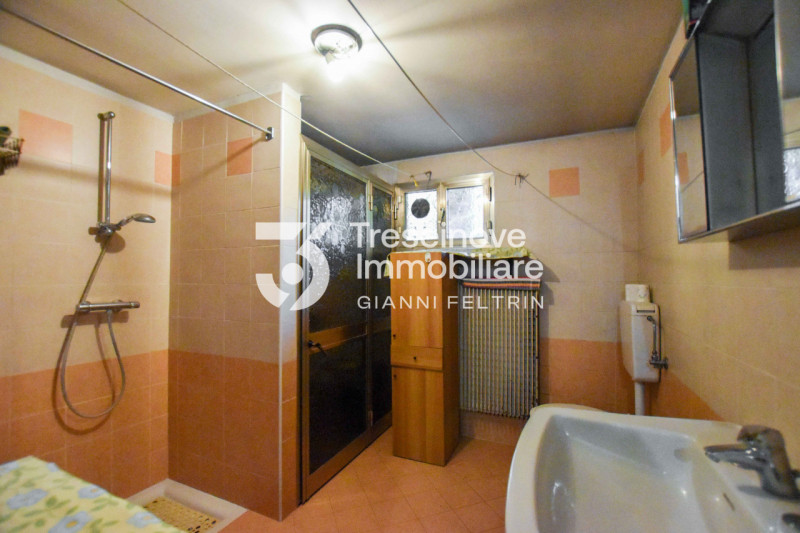 (Per INFO Feltrin ing. Gianni) Proponiamo in vendita bifamiliare disposta su tre livelli a Castag...