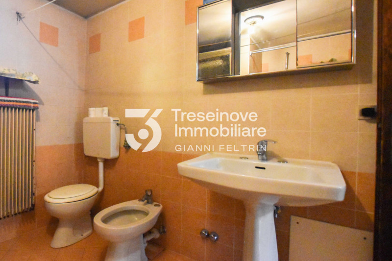 (Per INFO Feltrin ing. Gianni) Proponiamo in vendita bifamiliare disposta su tre livelli a Castag...