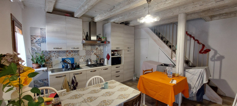 Piazzola sul Brenta in centro paese, affittasi da subito camera da letto arredata situata al prim...