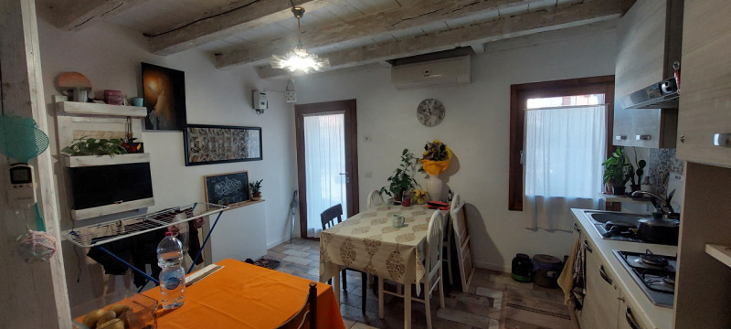 Piazzola sul Brenta in centro paese, affittasi da subito camera da letto arredata situata al prim...