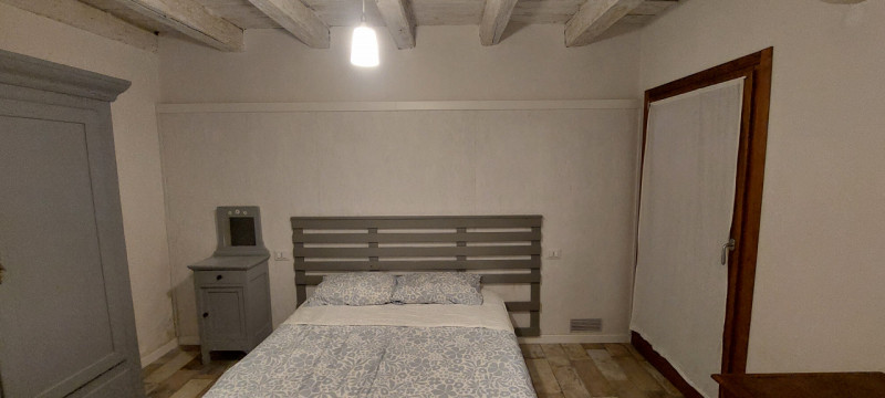 Piazzola sul Brenta in centro paese, affittasi da subito camera da letto arredata situata al prim...