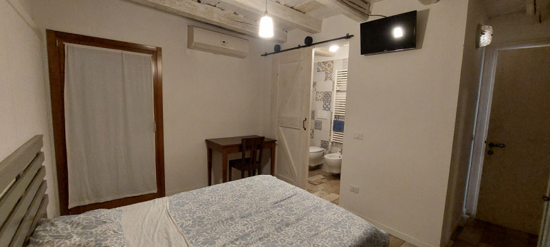 Piazzola sul Brenta in centro paese, affittasi da subito camera da letto arredata situata al prim...