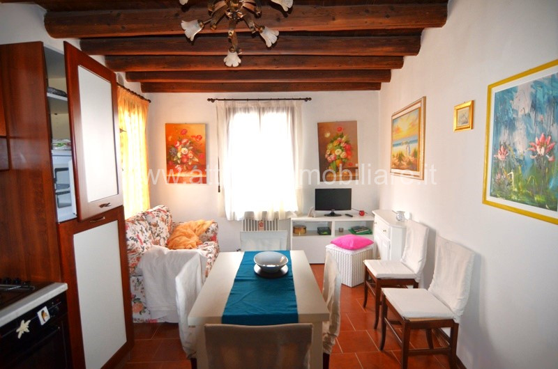 Nel centro storico di Este, vi presentiamo un affascinante appartamento trilocale situato al seco...