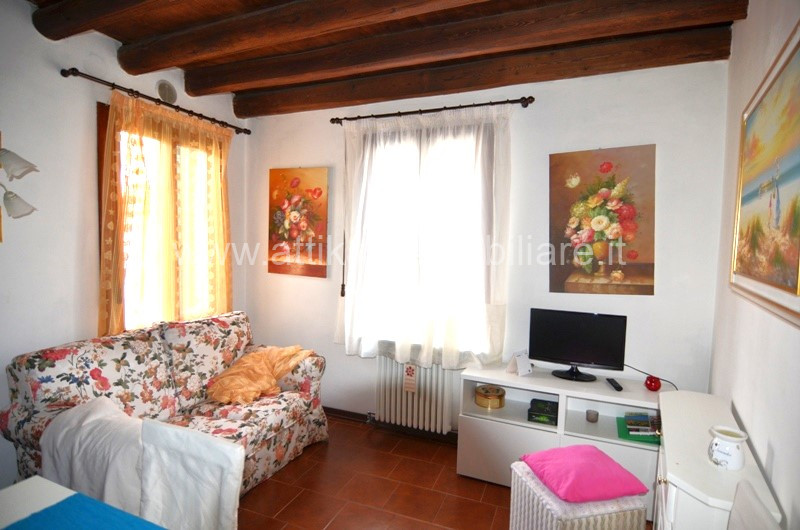 Nel centro storico di Este, vi presentiamo un affascinante appartamento trilocale situato al seco...