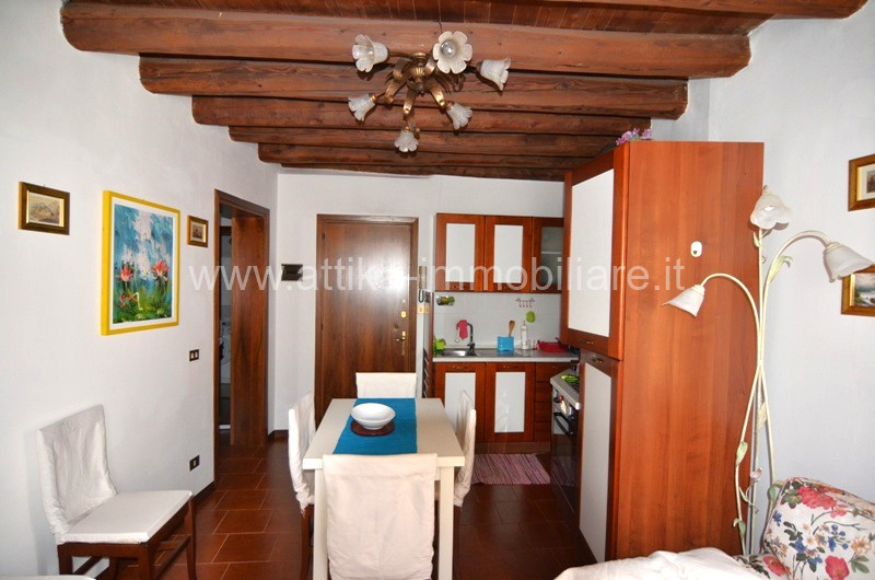 Nel centro storico di Este, vi presentiamo un affascinante appartamento trilocale situato al seco...