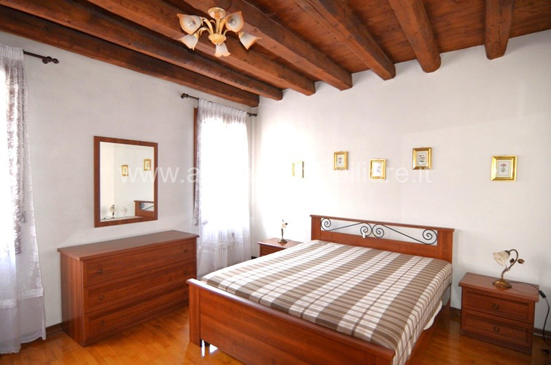 Nel centro storico di Este, vi presentiamo un affascinante appartamento trilocale situato al seco...