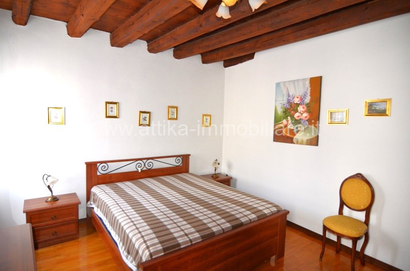 Nel centro storico di Este, vi presentiamo un affascinante appartamento trilocale situato al seco...