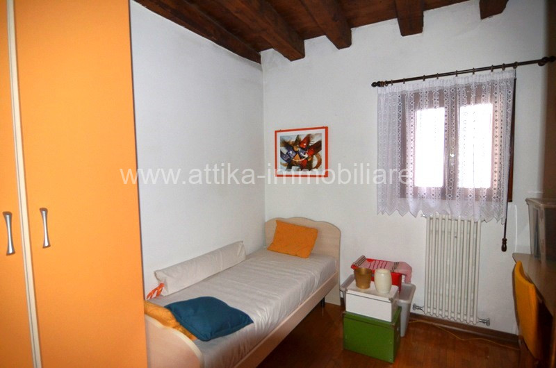 Nel centro storico di Este, vi presentiamo un affascinante appartamento trilocale situato al seco...