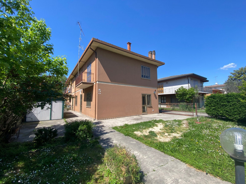 Porzione di bifamiliare situata in una zona semicentrale della storica cittadina di Monselice, un...
