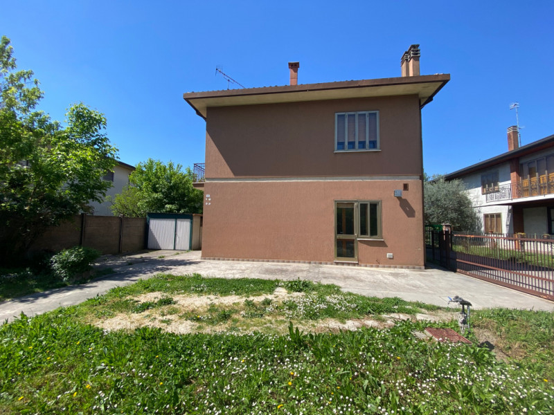 Porzione di bifamiliare situata in una zona semicentrale della storica cittadina di Monselice, un...