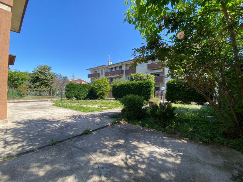 Porzione di bifamiliare situata in una zona semicentrale della storica cittadina di Monselice, un...