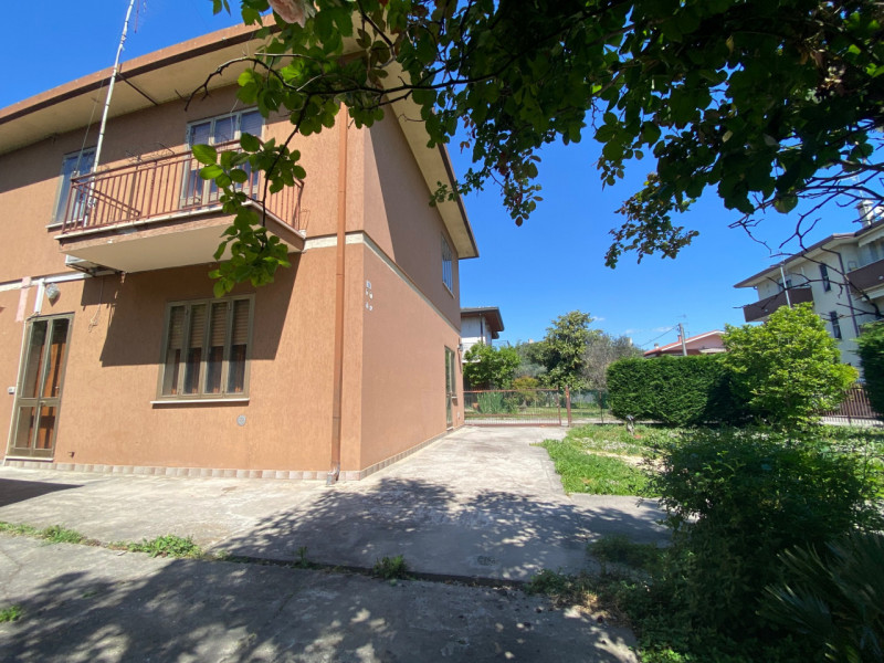 Porzione di bifamiliare situata in una zona semicentrale della storica cittadina di Monselice, un...