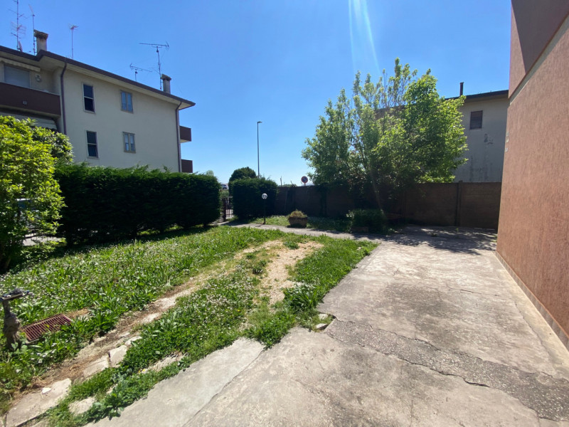 Porzione di bifamiliare situata in una zona semicentrale della storica cittadina di Monselice, un...