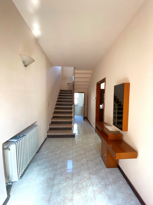 Porzione di bifamiliare situata in una zona semicentrale della storica cittadina di Monselice, un...