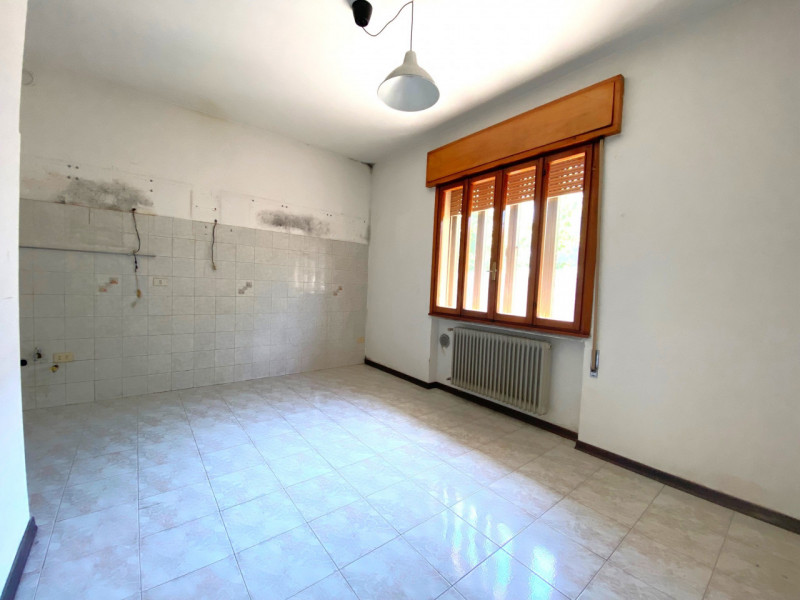 Porzione di bifamiliare situata in una zona semicentrale della storica cittadina di Monselice, un...