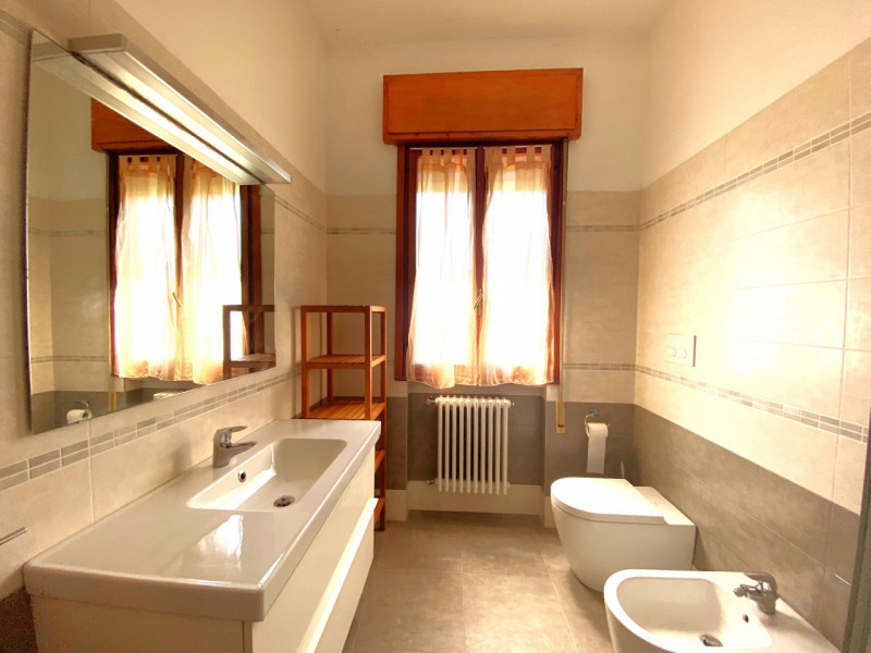 Porzione di bifamiliare situata in una zona semicentrale della storica cittadina di Monselice, un...