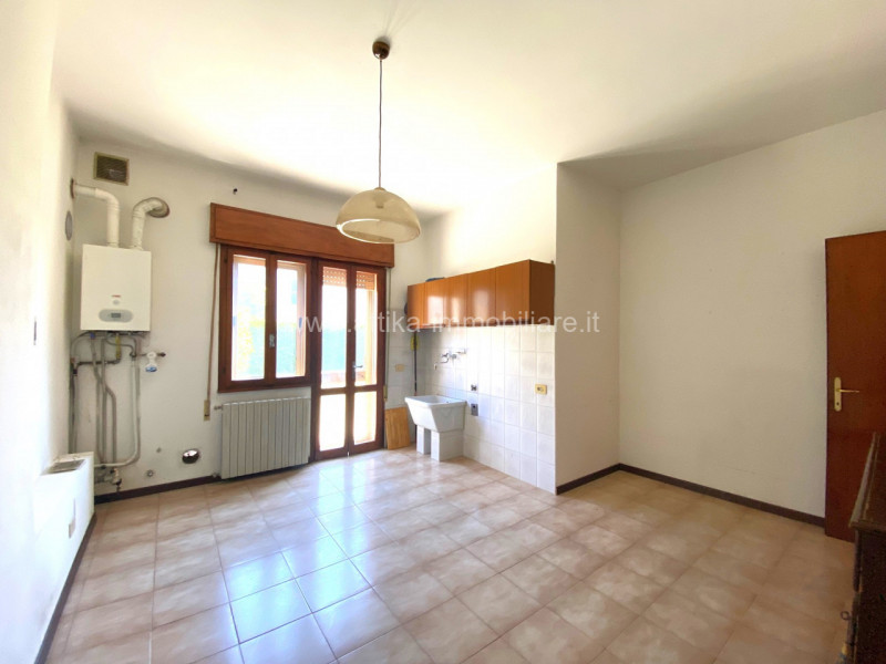 Porzione di bifamiliare situata in una zona semicentrale della storica cittadina di Monselice, un...