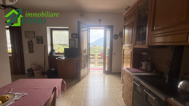 Proponiamo in vendita, nel cuore di Cogollo del Cengio, una splendida casa singola terratetto dis...