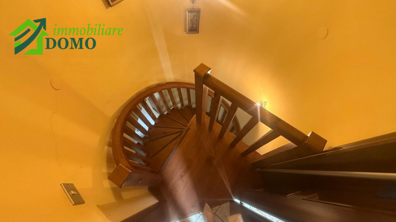Proponiamo in vendita, nel cuore di Cogollo del Cengio, una splendida casa singola terratetto dis...