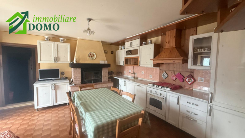 Proponiamo in vendita, nel cuore di Cogollo del Cengio, una splendida casa singola terratetto dis...