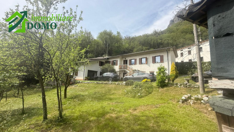 Proponiamo in vendita, nel cuore di Cogollo del Cengio, una splendida casa singola terratetto dis...