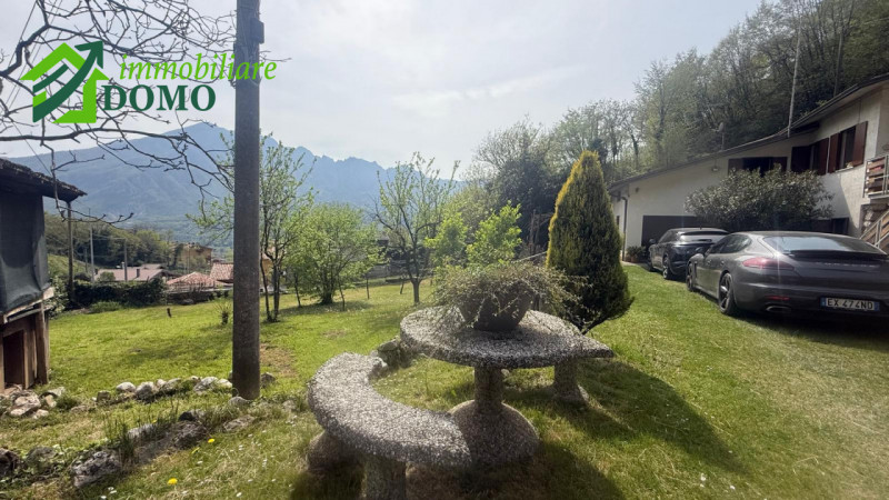 Proponiamo in vendita, nel cuore di Cogollo del Cengio, una splendida casa singola terratetto dis...