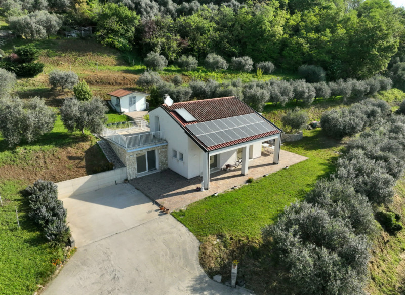 In una bellissima posizione rialzata a Baone, località Calaone, proponiamo in vendita spettacolar...