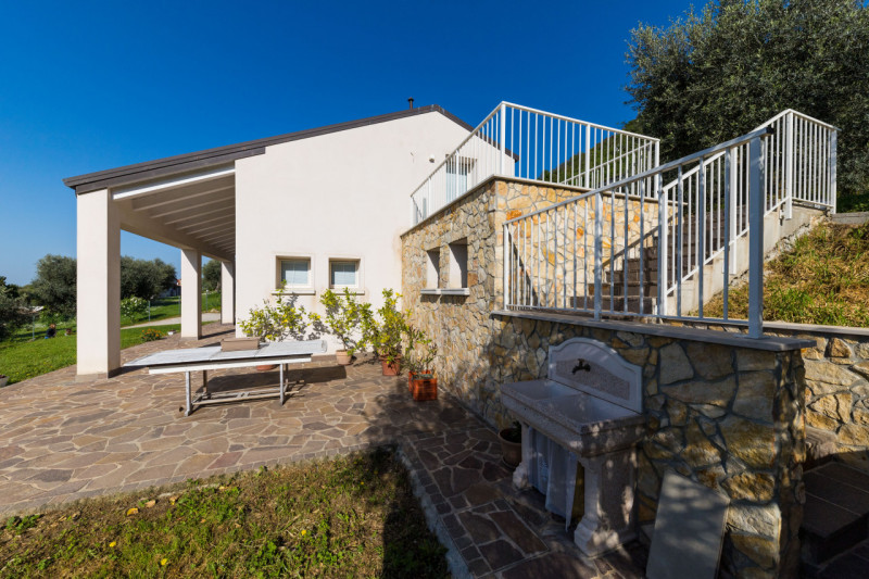 In una bellissima posizione rialzata a Baone, località Calaone, proponiamo in vendita spettacolar...