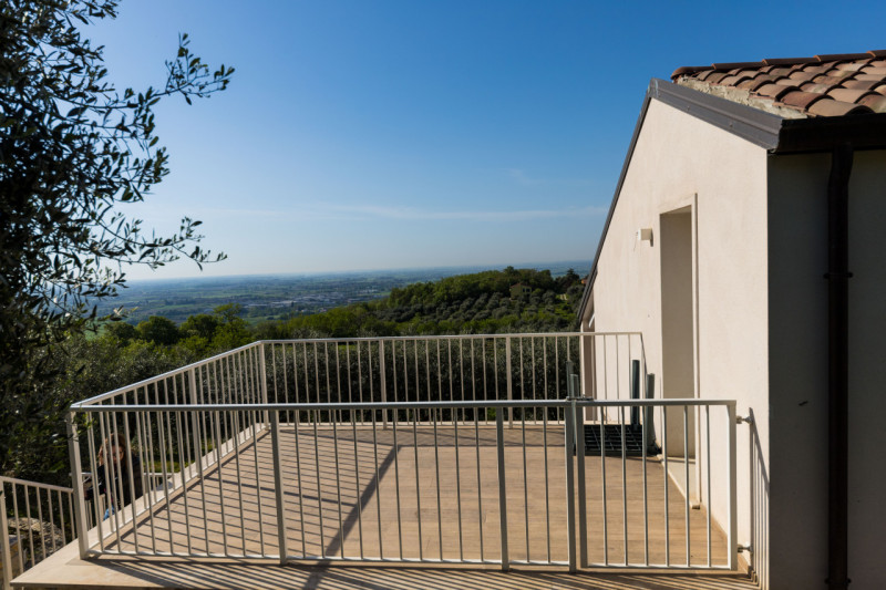 In una bellissima posizione rialzata a Baone, località Calaone, proponiamo in vendita spettacolar...