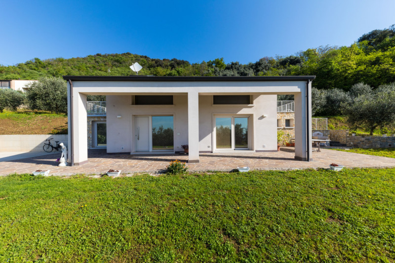 In una bellissima posizione rialzata a Baone, località Calaone, proponiamo in vendita spettacolar...