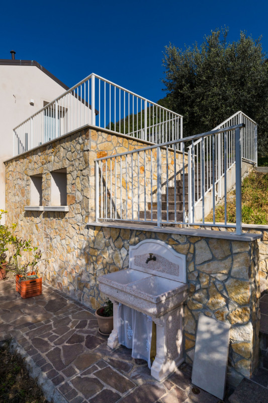 In una bellissima posizione rialzata a Baone, località Calaone, proponiamo in vendita spettacolar...