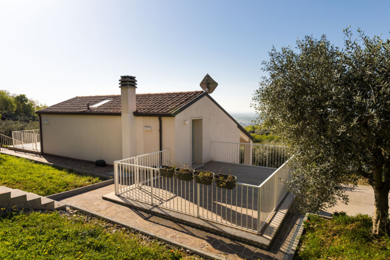 In una bellissima posizione rialzata a Baone, località Calaone, proponiamo in vendita spettacolar...