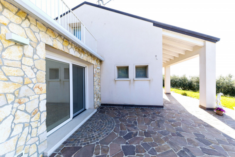 In una bellissima posizione rialzata a Baone, località Calaone, proponiamo in vendita spettacolar...