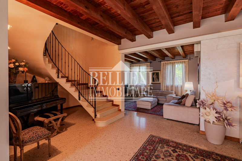 COSTABISSARA - Proponiamo in vendita straordinaria villa moderna situata nelle vicinanze di Costa...