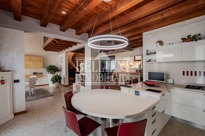 COSTABISSARA - Proponiamo in vendita straordinaria villa moderna situata nelle vicinanze di Costa...