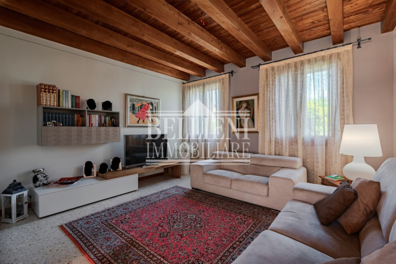 COSTABISSARA - Proponiamo in vendita straordinaria villa moderna situata nelle vicinanze di Costa...