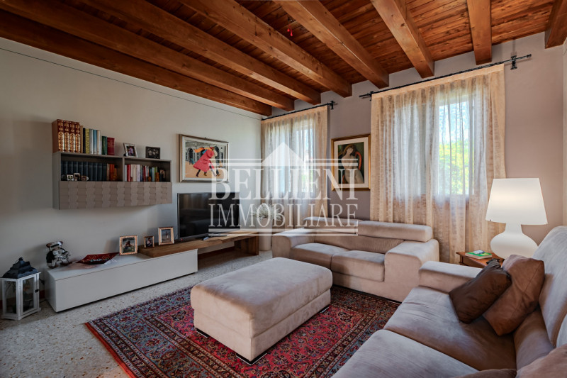 COSTABISSARA - Proponiamo in vendita straordinaria villa moderna situata nelle vicinanze di Costa...