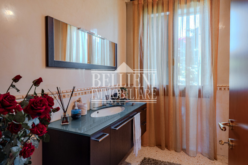 COSTABISSARA - Proponiamo in vendita straordinaria villa moderna situata nelle vicinanze di Costa...