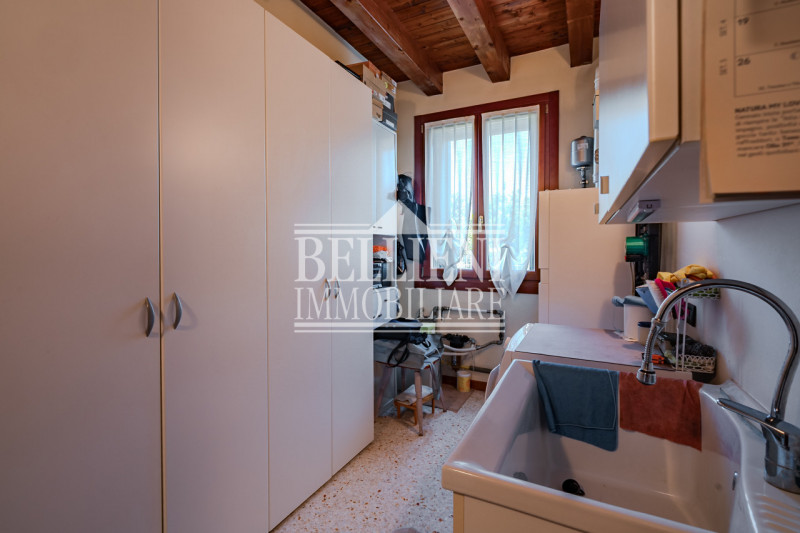 COSTABISSARA - Proponiamo in vendita straordinaria villa moderna situata nelle vicinanze di Costa...
