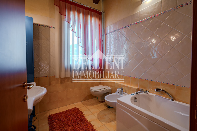 COSTABISSARA - Proponiamo in vendita straordinaria villa moderna situata nelle vicinanze di Costa...