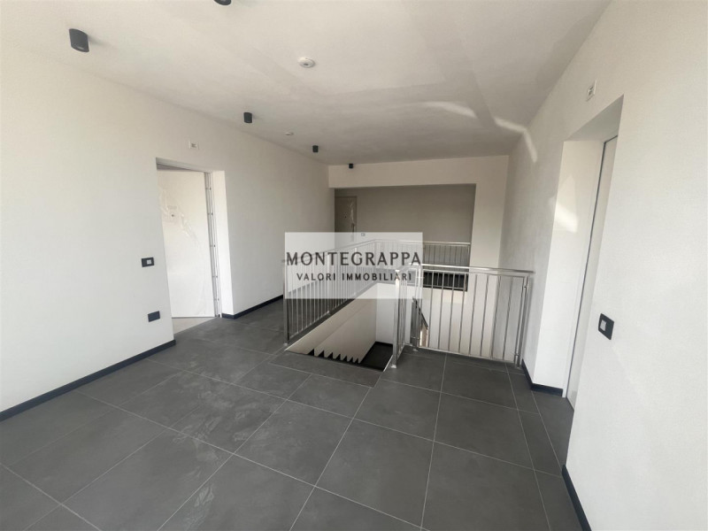 Proponiamo in vendita, in un nuovo e tranquillo quartiere residenziale, ampio appartamento in fas...