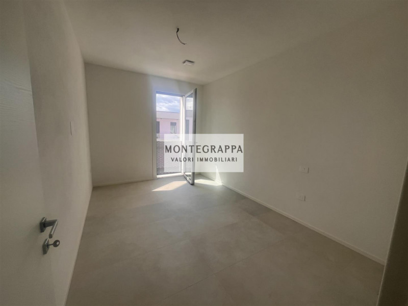 Proponiamo in vendita, in un nuovo e tranquillo quartiere residenziale, ampio appartamento in fas...